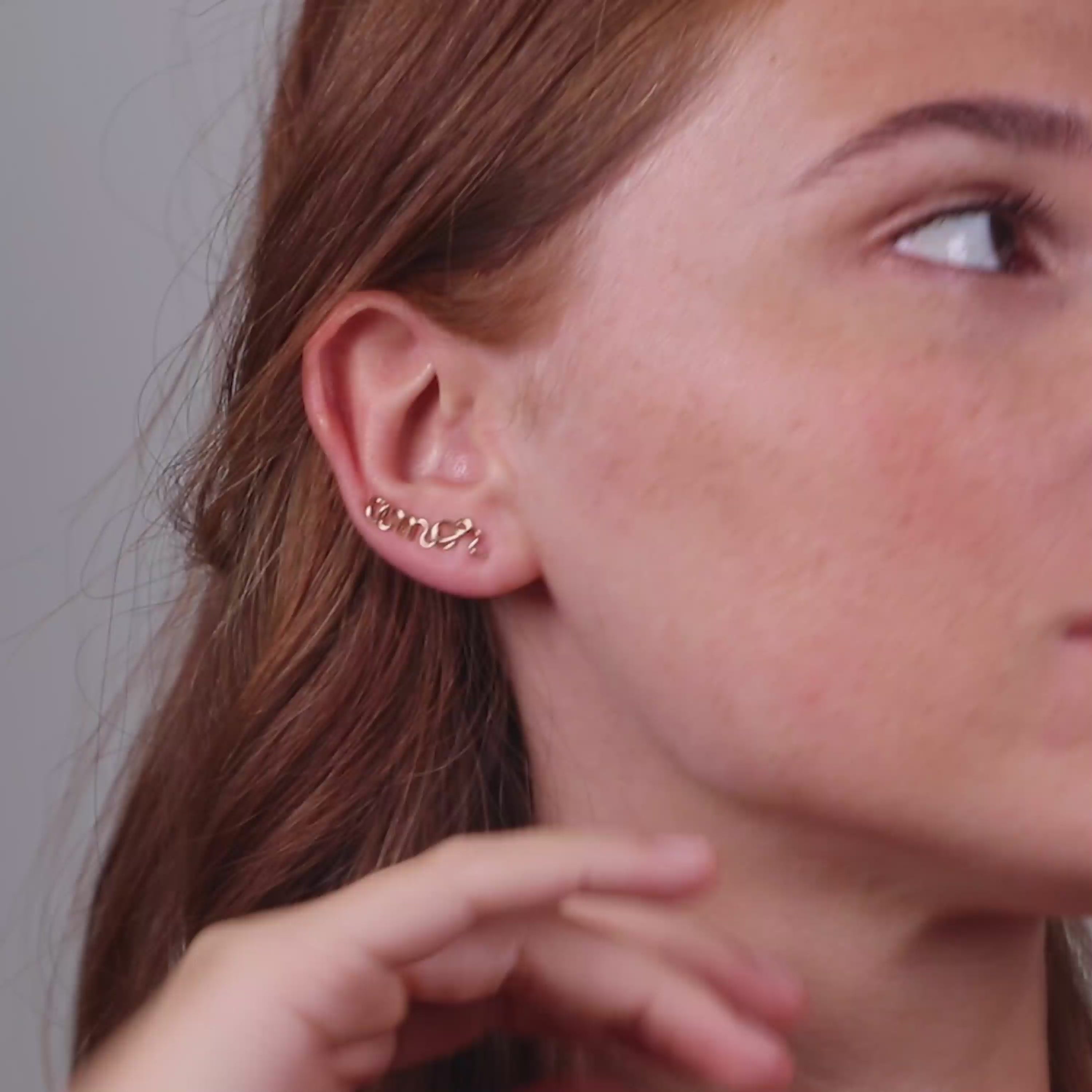 Vidéo : Ear Cuff Original Personnalisé en or jaune laminé façonné à la main à Paris