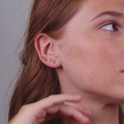 Vidéo : Ear Cuff Original Personnalisé en or jaune laminé façonné à la main à Paris