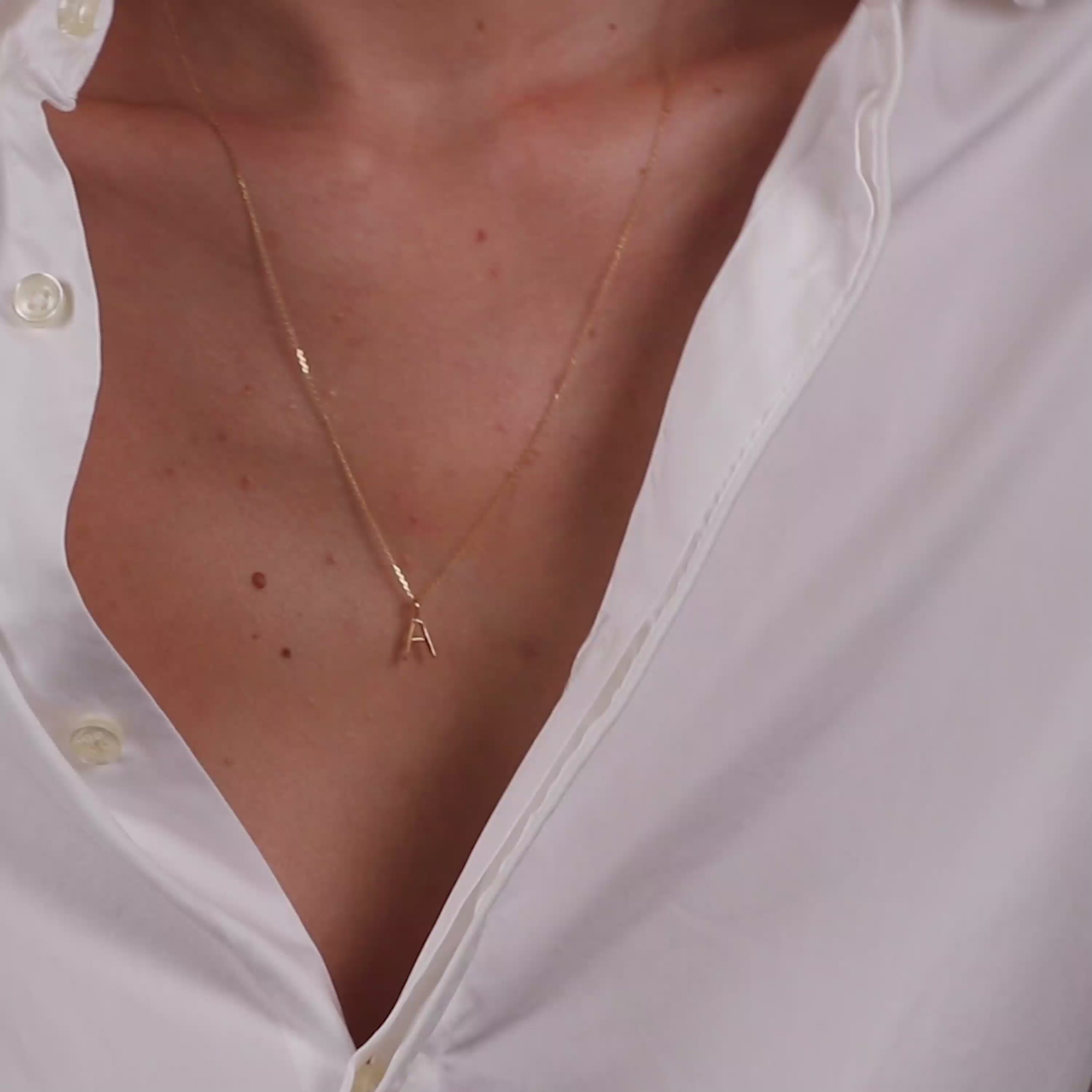 Vidéo : Collier Capital Initiale en or jaune 18K façonné à la main à Paris