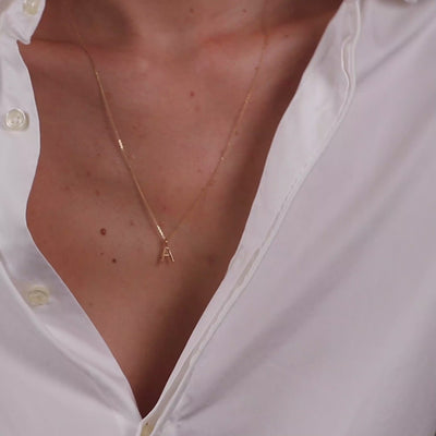 Vidéo : Collier Capital Initiale en or jaune 18K façonné à la main à Paris