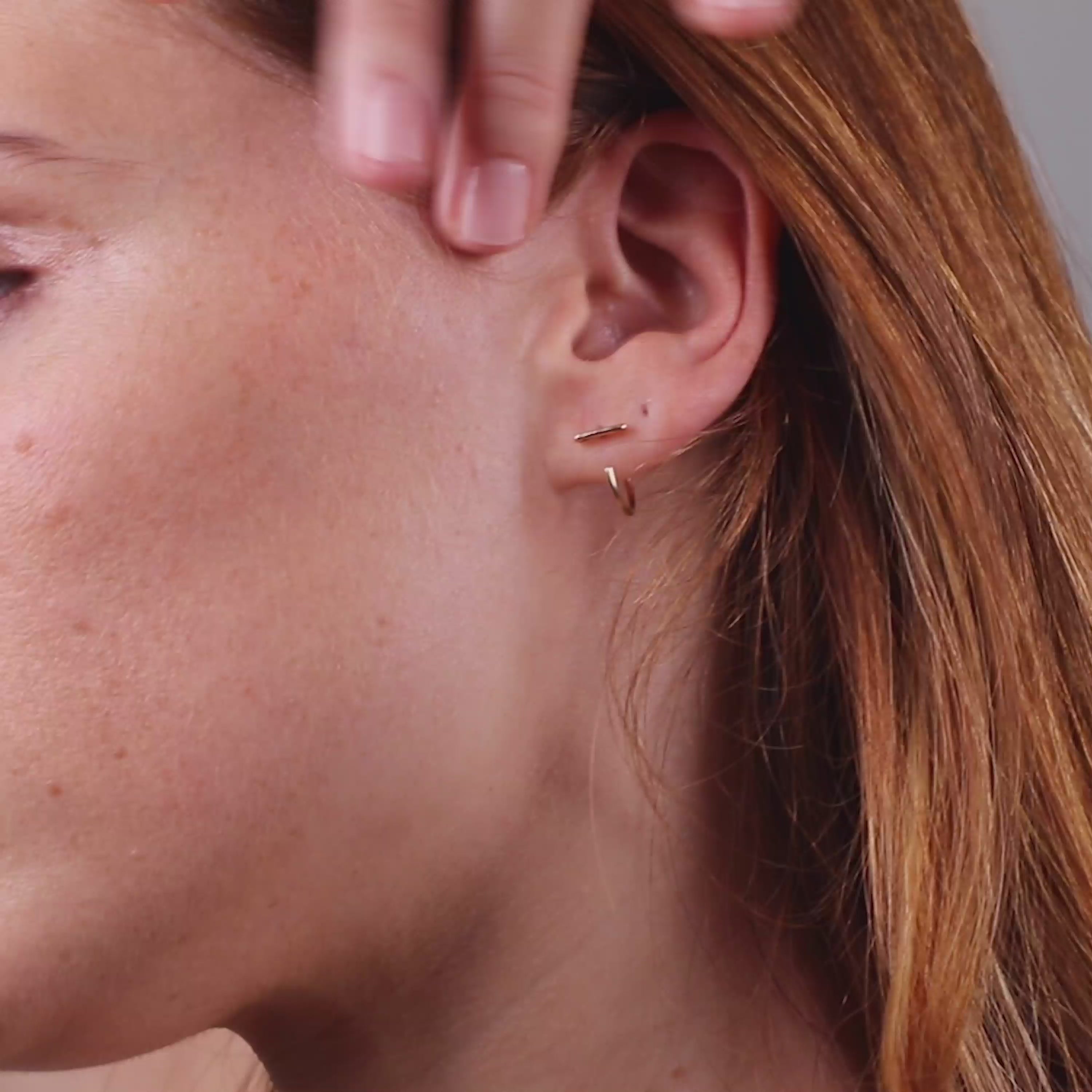 Vidéo : Boucles d'Oreilles Mini Créoles Éos en or jaune laminé façonné à la main à Paris