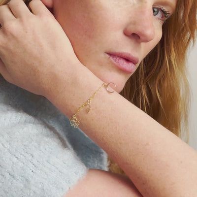 Vidéo : Bracelet Charms Wish Me Luck façonné à la main à Paris