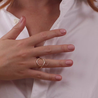 Vidéo : Bague Outline Lettre V en or jaune laminé façonné à la main à Paris